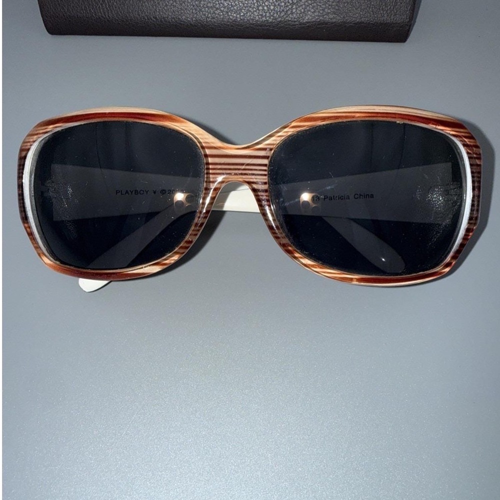 Playboy Vintage Supermodel 36513 Woodgrain Wrap Sunglasses w/Playboy Logo & Case